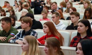 Студенты сидят в аудитории