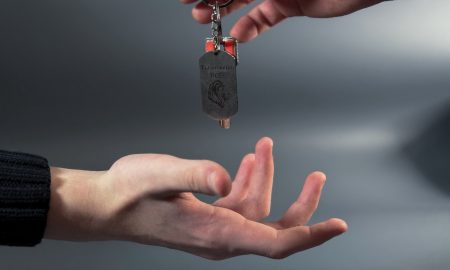 Один человек передает другому ключи