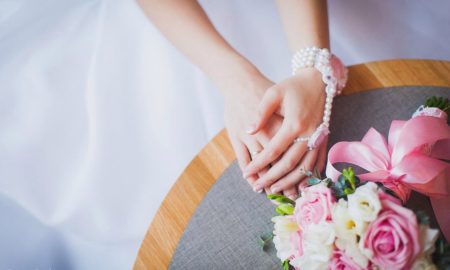 Невеста сидит за столом