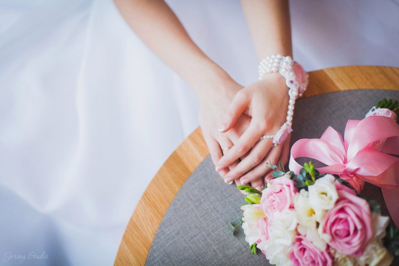 Невеста сидит за столом