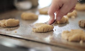 Тесто мнут вилкой