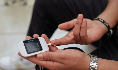 Мужчина измеряет уровень сахара в крови