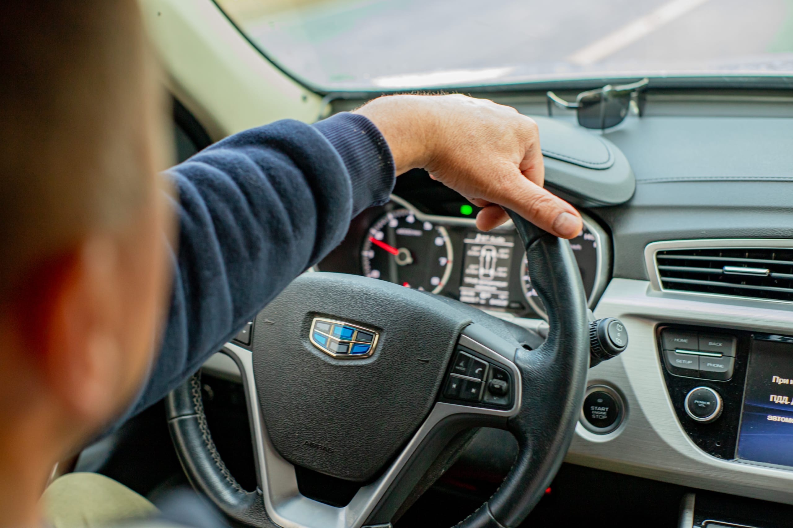 Мужчина за рулем авто