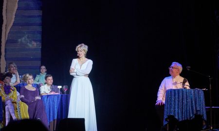 Артисты на сцене театра