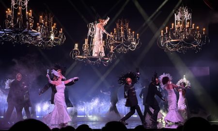 Артисты на сцене театра