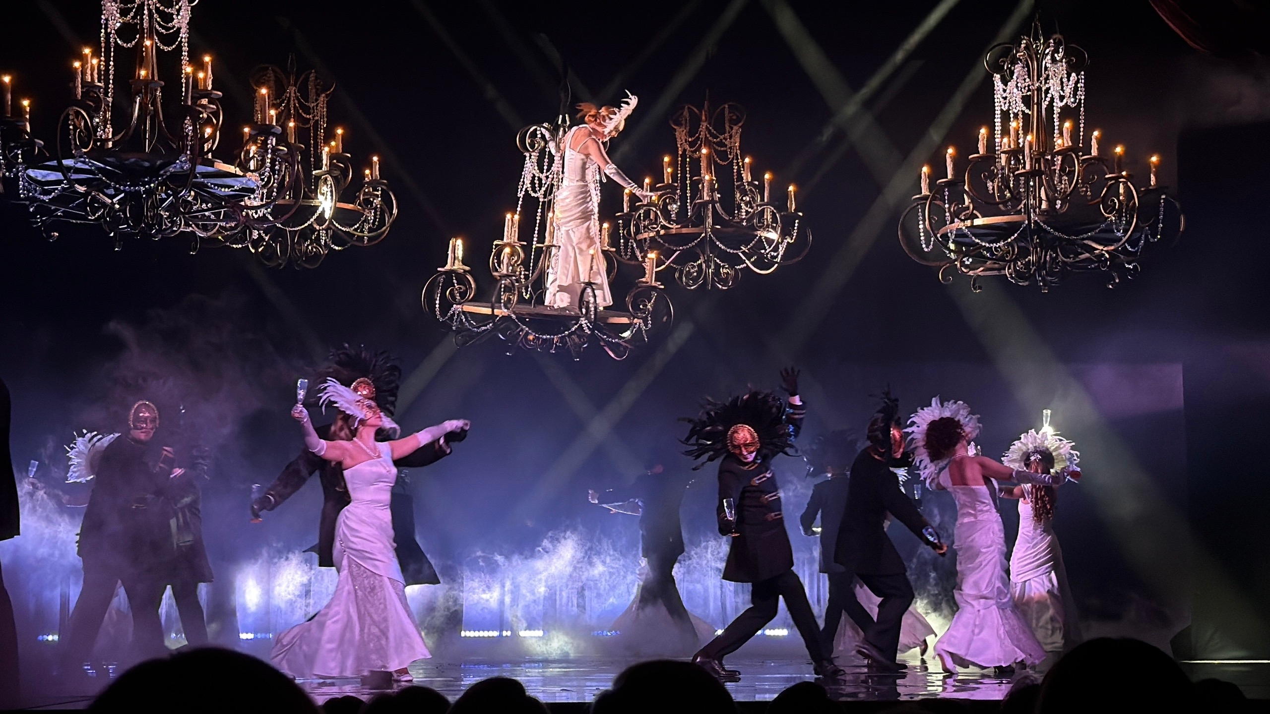 Артисты на сцене театра