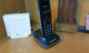 На полке стоит телефон