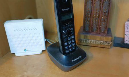 На полке стоит телефон