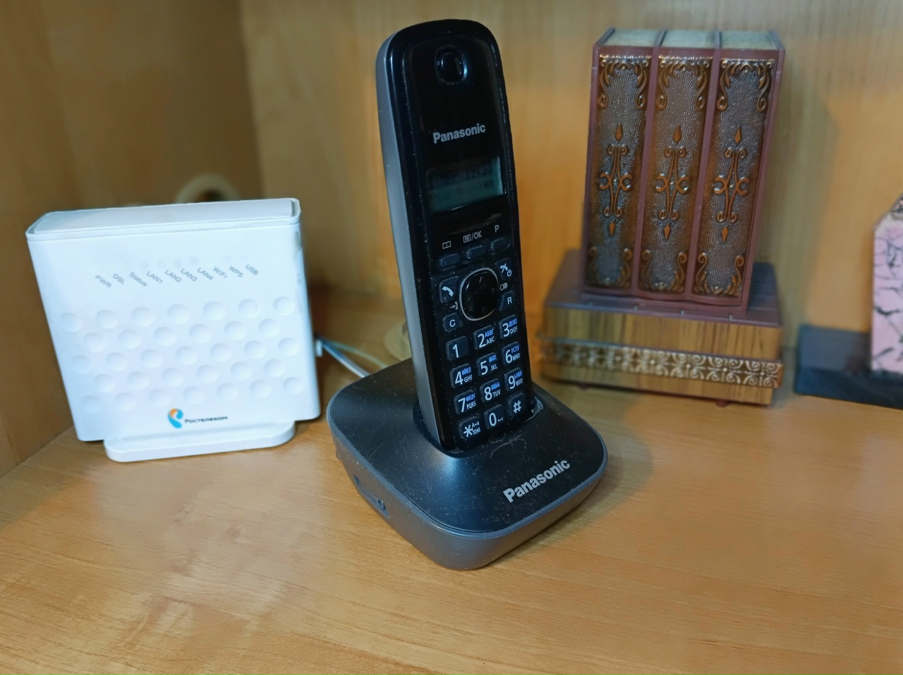 На полке стоит телефон