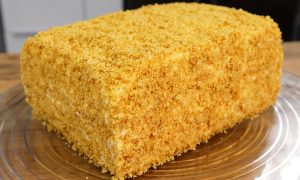 На столе стоит торт