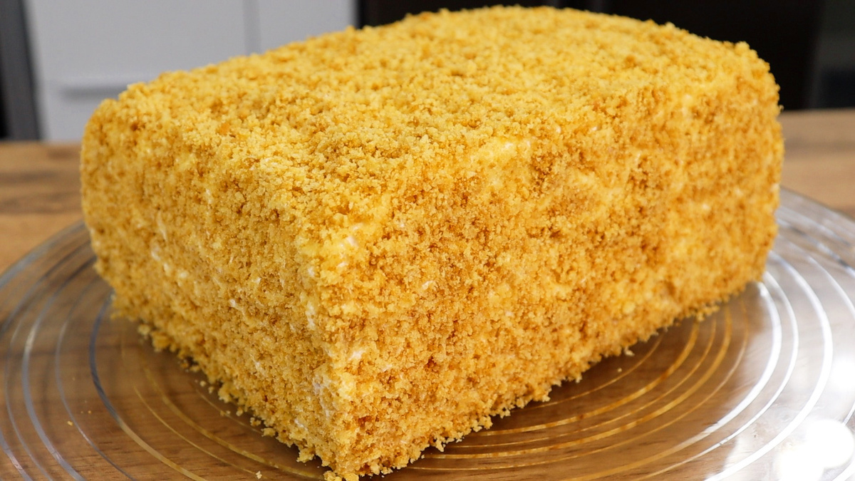 На столе стоит торт