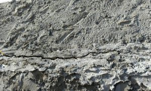 В фундаменте дома трещины