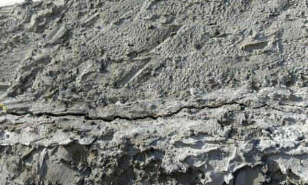 В фундаменте дома трещины