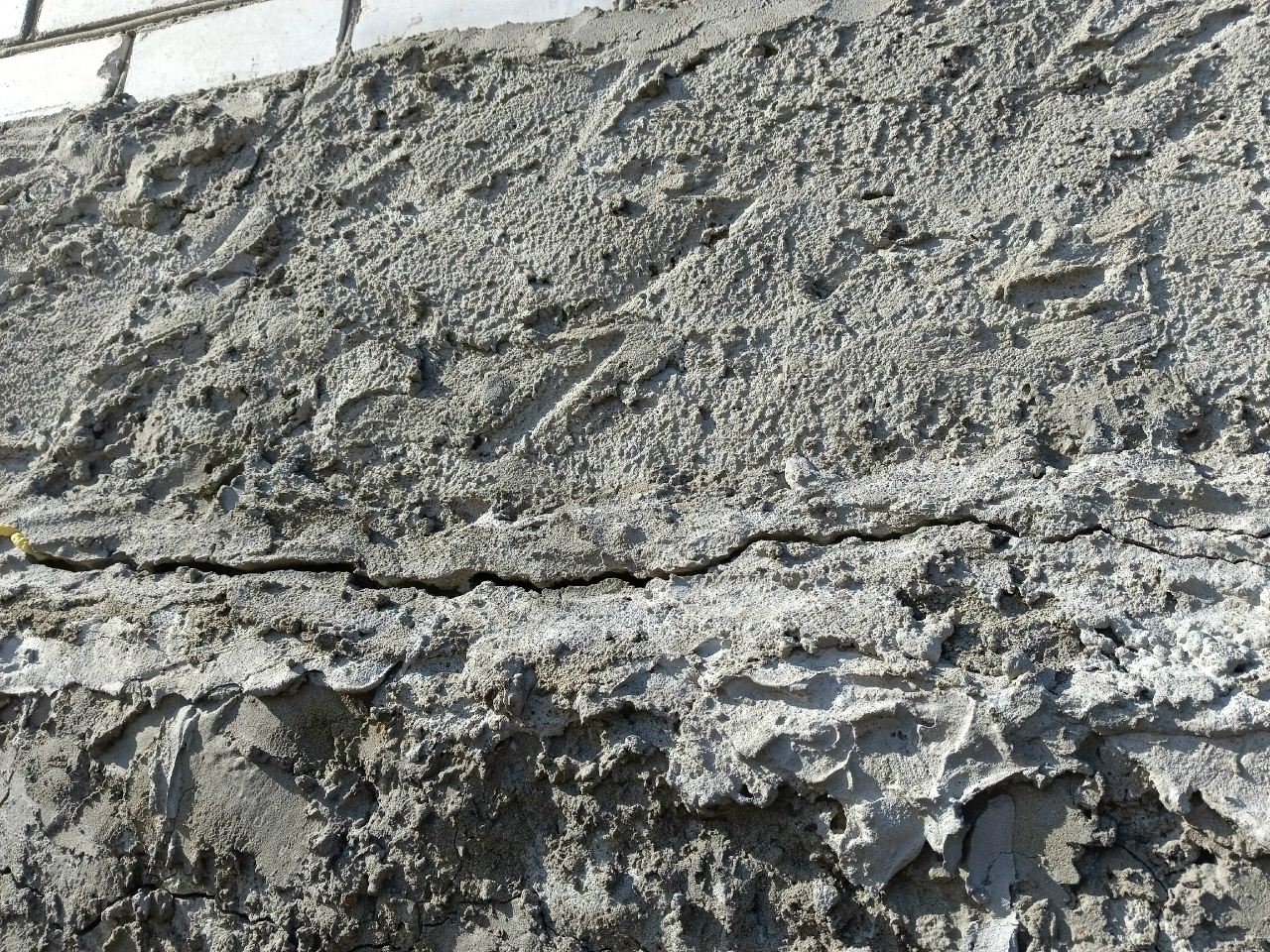 В фундаменте дома трещины