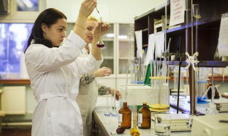 Ученые проводят исследование