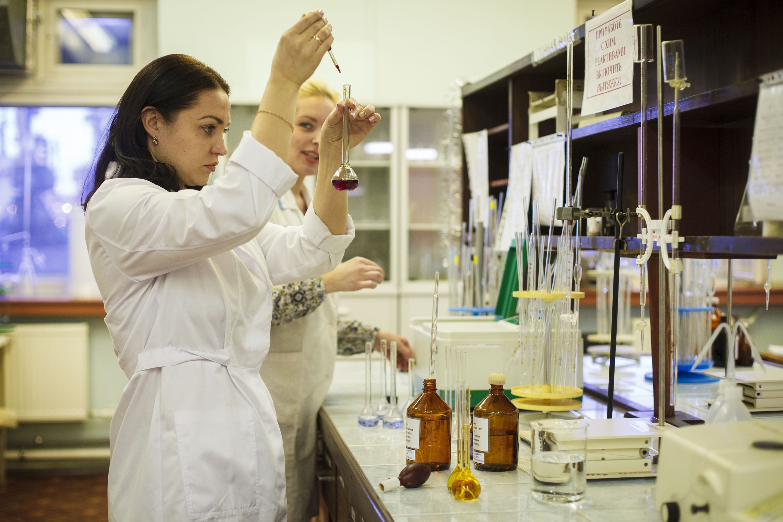 Ученые проводят исследование