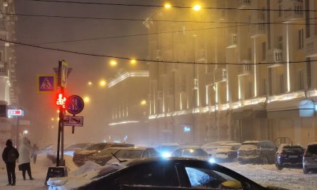 Люди на улице в метель