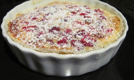 На столе стоит угощение