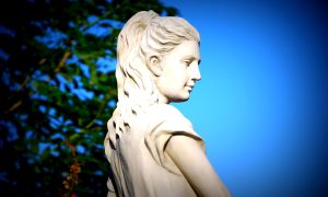 Богиня смотрит вдаль