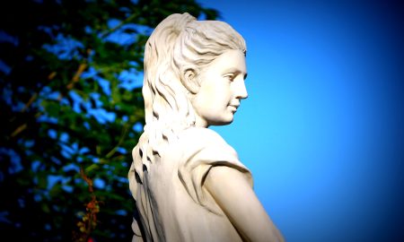 Богиня смотрит вдаль