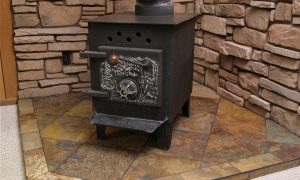 В углу стоит печь