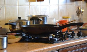 На сплите стоит сковорода