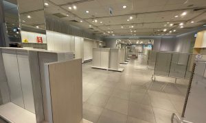 Пустые полки в павильоне