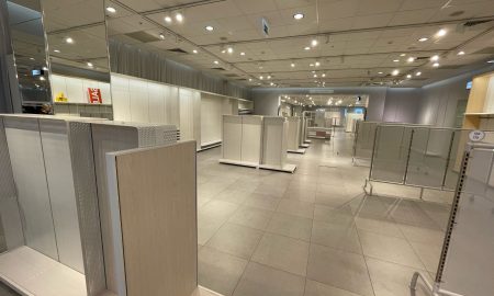 Пустые полки в павильоне