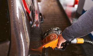 На заправке заливают бензин