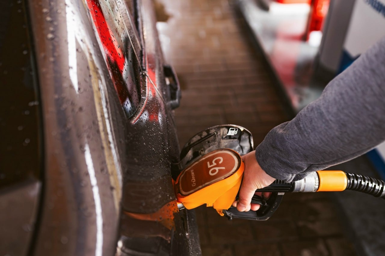 На заправке заливают бензин