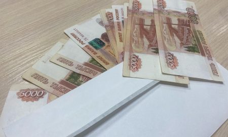 Деньги в конверте на столе