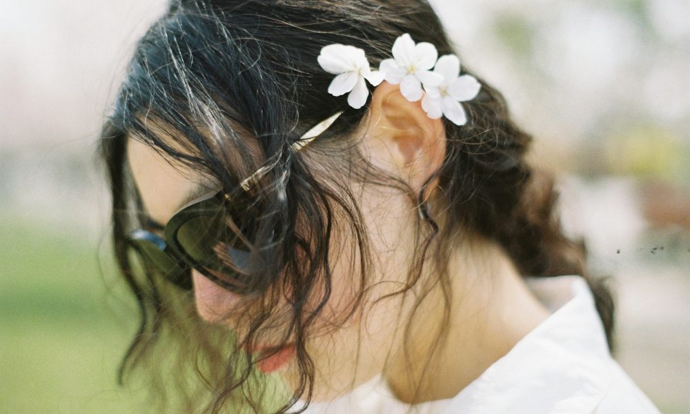 Девушка в очках весной