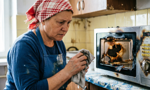 Женщина чистит микроволновку