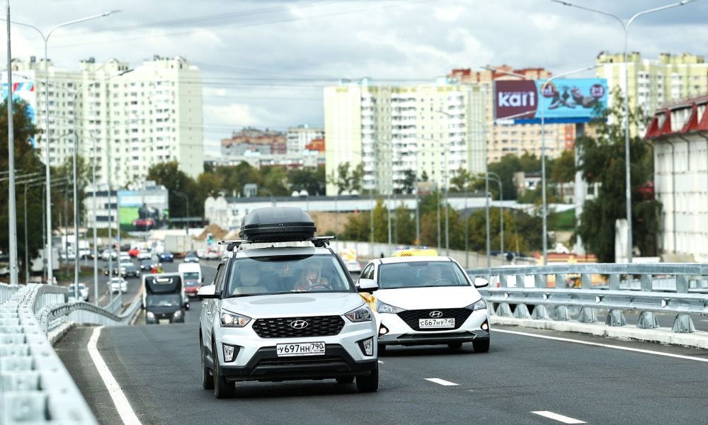 Автомобили на дороге