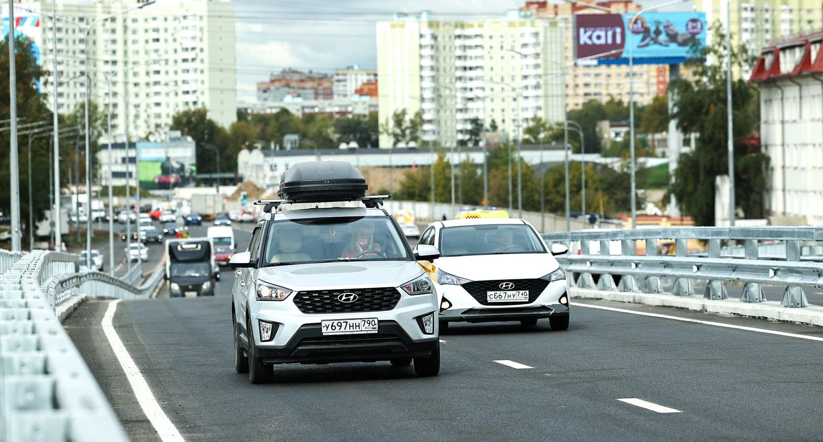 Автомобили на дороге