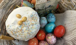 Кулич и пасхальные яйца.