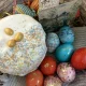 Кулич и пасхальные яйца.