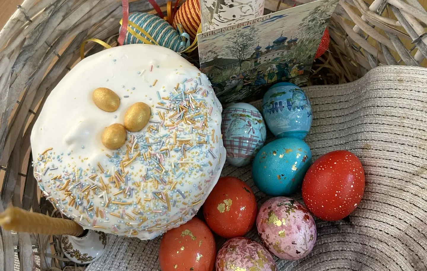 Кулич и пасхальные яйца.