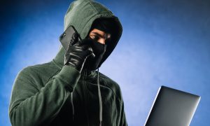 Мошенник звонит по телефону.