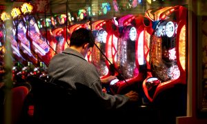 Мужчина играет в автоматы.