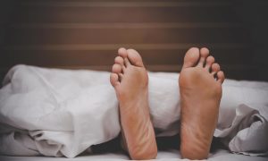 ноги из под одеяла