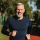 занимается спортом