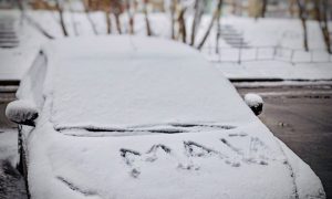 Машина в снегу.