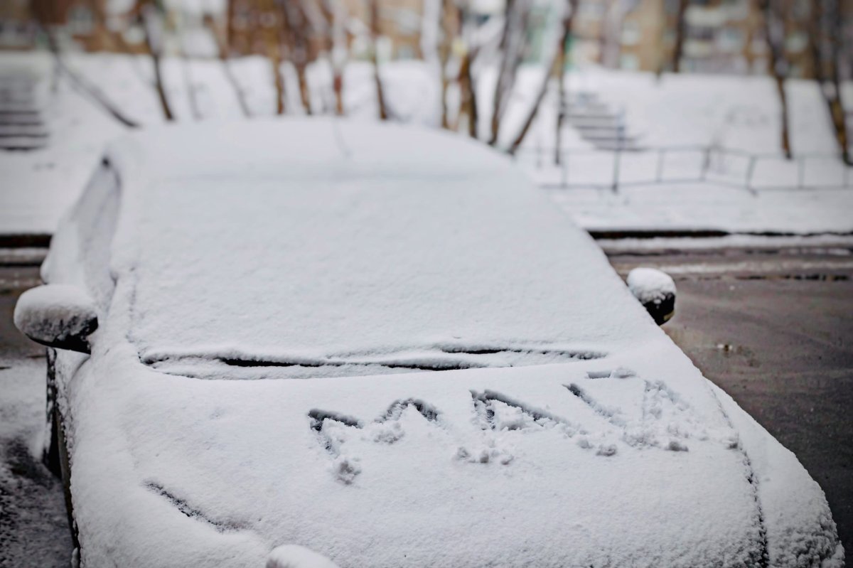 Машина в снегу.