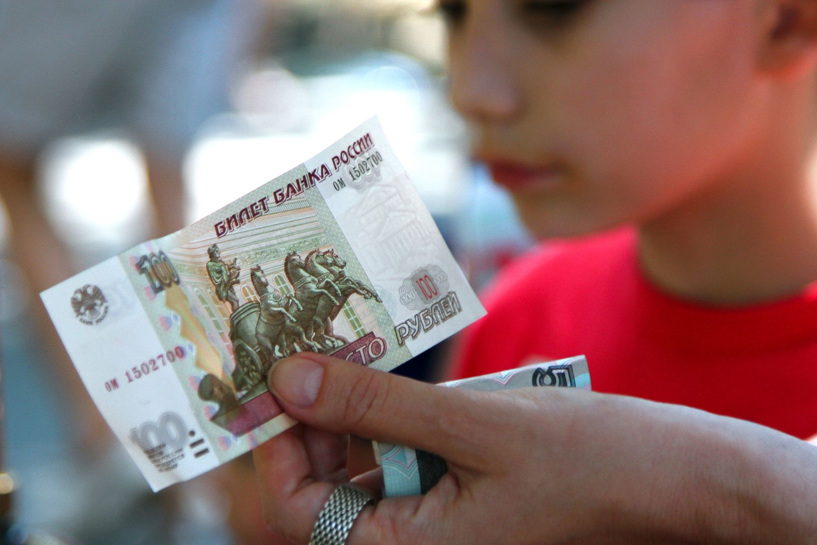 Школьник избил инвалида