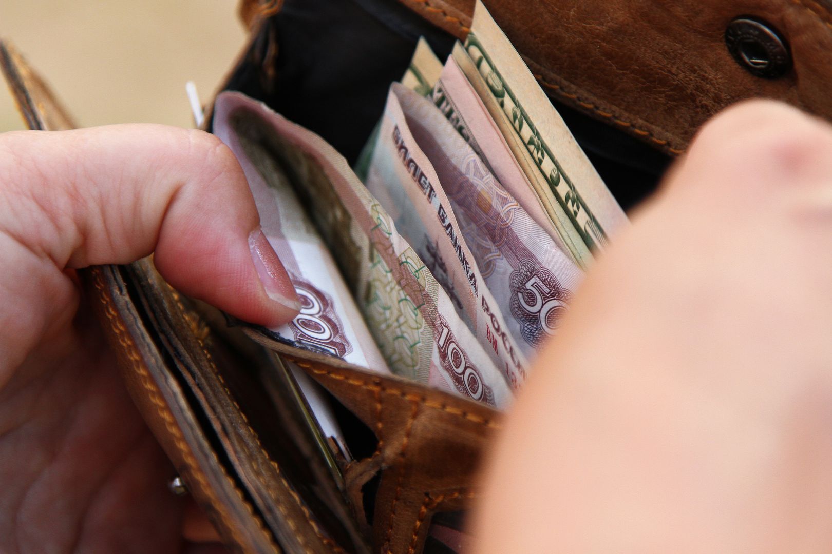 Кошелек в руках у женщины