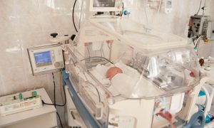 Ребенок в палате для новорожденных