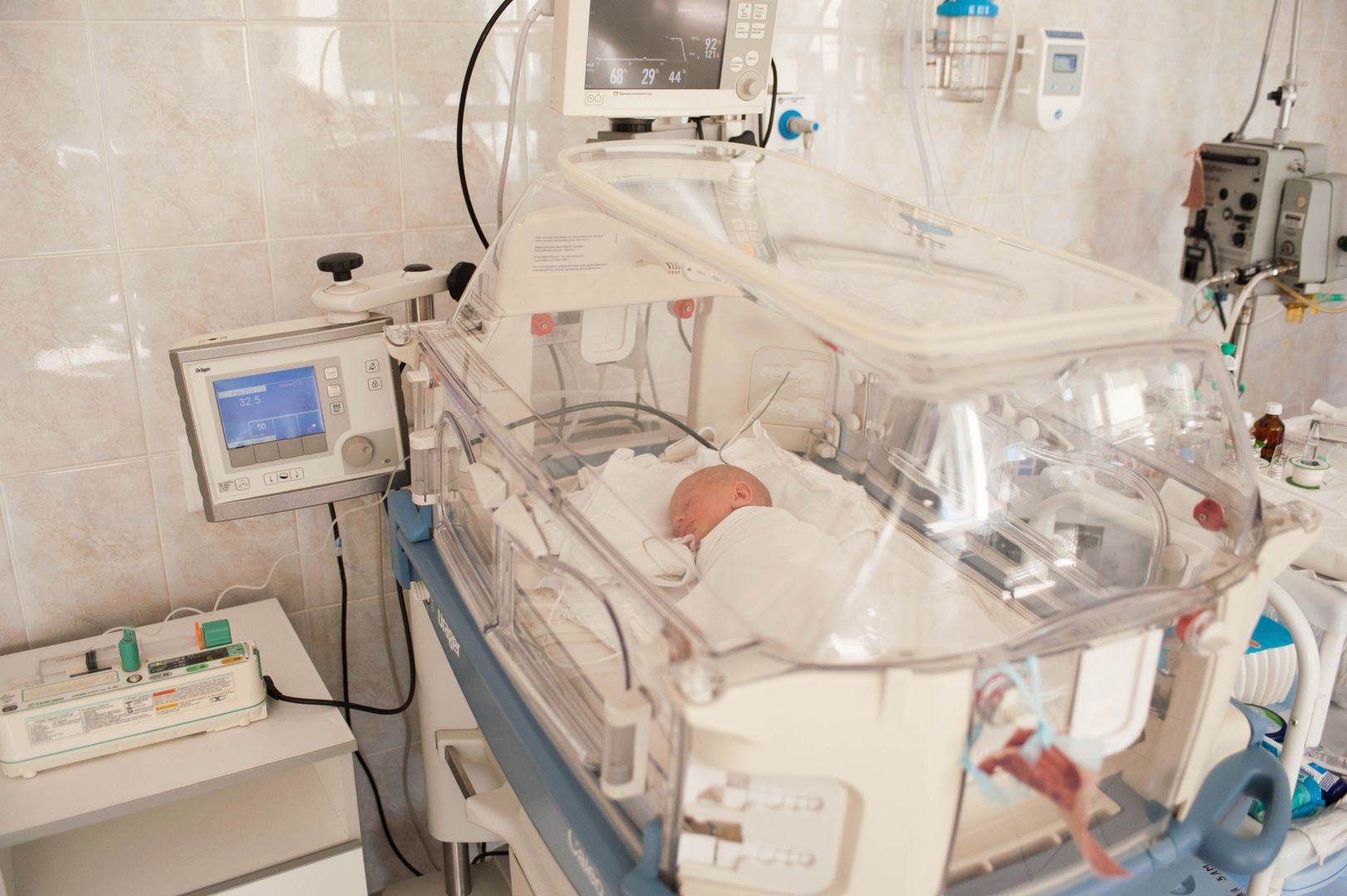 Ребенок в палате для новорожденных