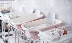 Дети в роддоме