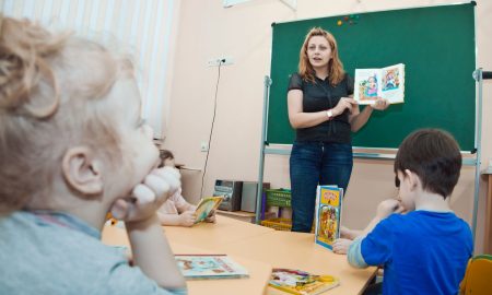 Воспитатель в детском саду